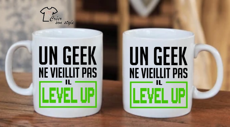 T-shirt Geek "Un Geek Ne Vieillit Pas, Il Level Up" - 100% Coton, Coupe Classique - Impression Qualité Flex Oeko-Tex