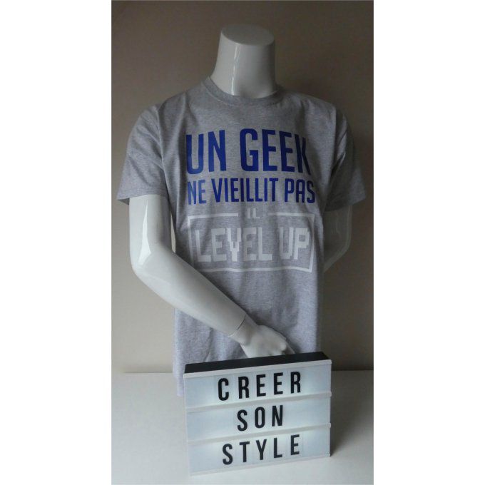 tee shirt homme "Un geek ne vieillit pas il level up"