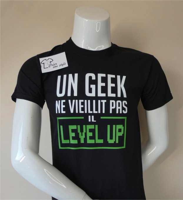 tee shirt homme "Un geek ne vieillit pas il level up"