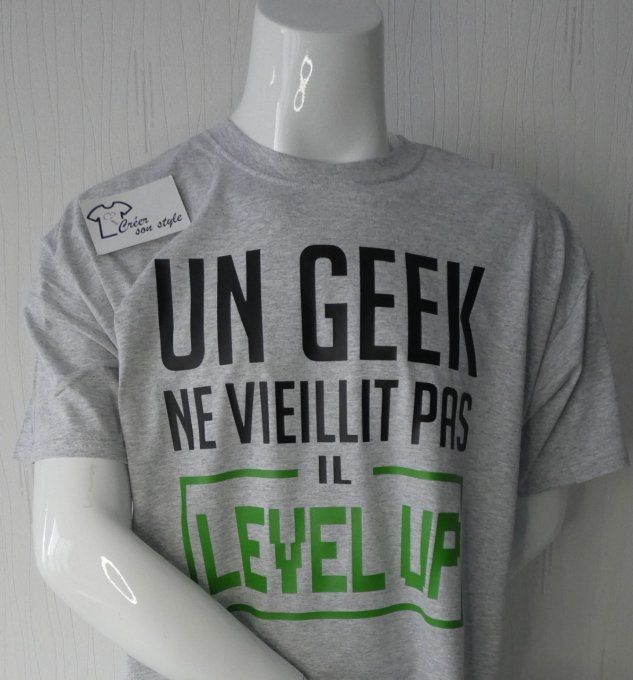 tee shirt homme "Un geek ne vieillit pas il level up"