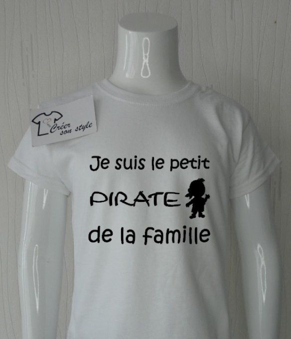 tee shirt "je suis le petit pirate de la famille"