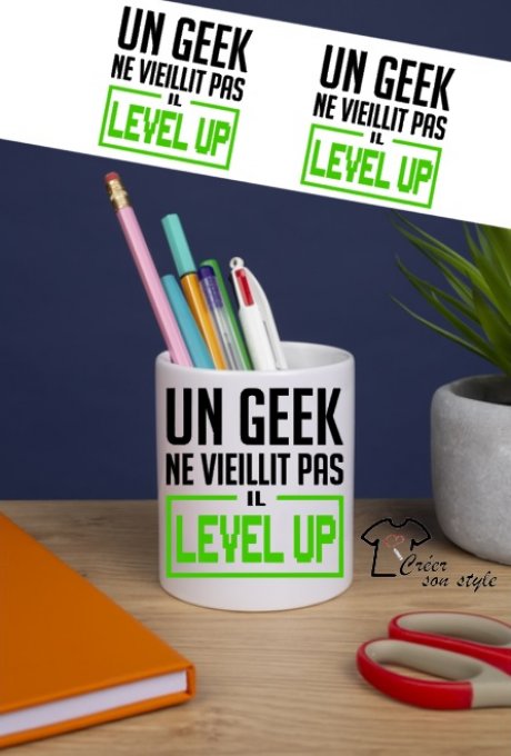 Pot à crayon "un geek ne vieillit pas il level up"