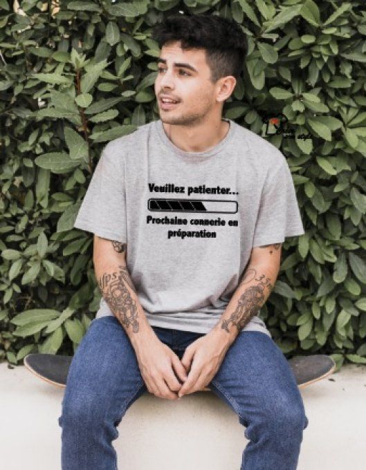 tee shirt homme "veuillez patienter...prochaine connerie en préparation"