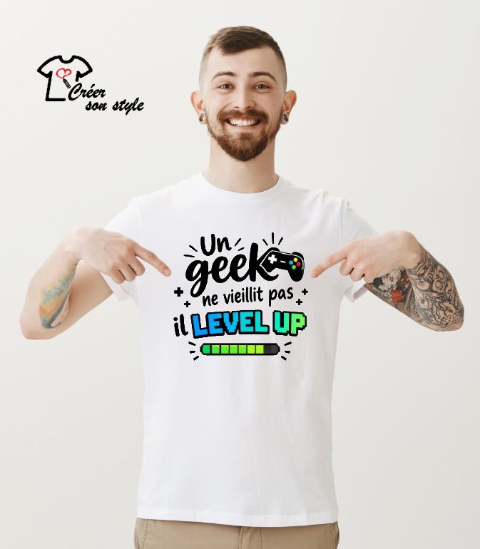 Tee shirt "un geek ne vieillit pas il level up"