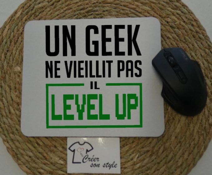 Tapis de souris "un geek ne vieillit pas il level up"