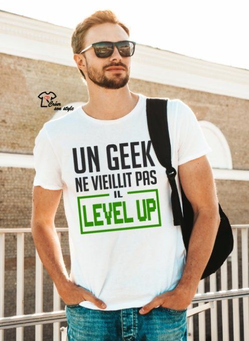 tee shirt homme "Un geek ne vieillit pas il level up"